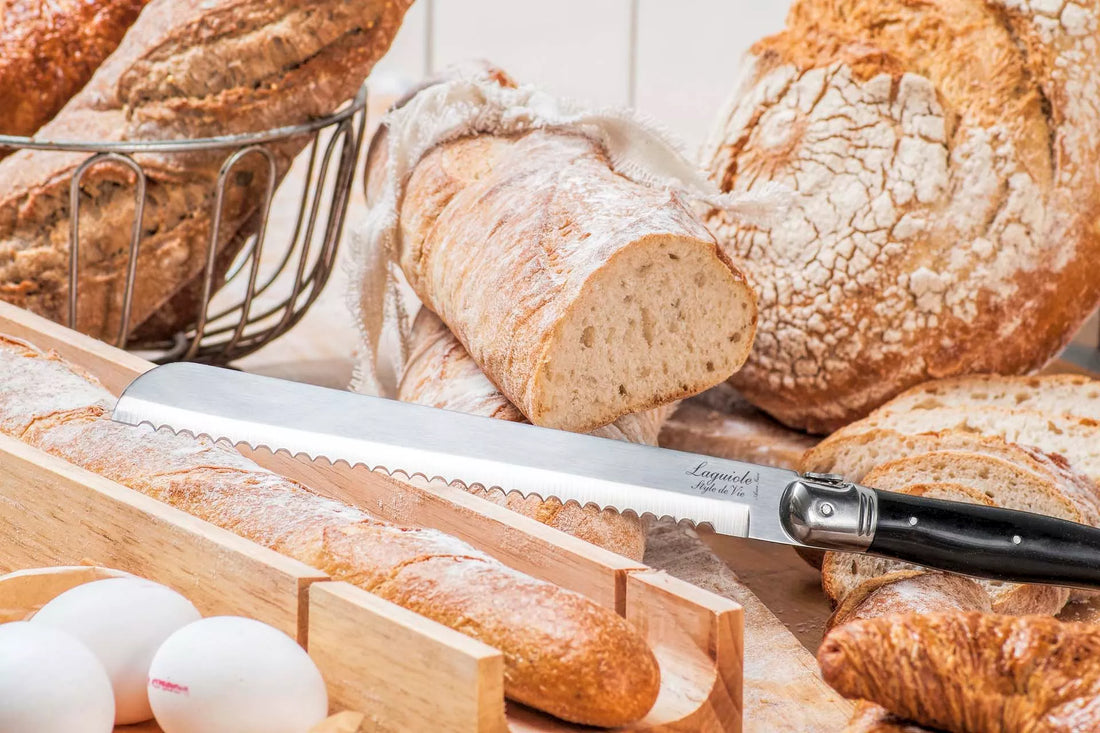 Coltello da pane Premium Line nero con tagliere per baguette